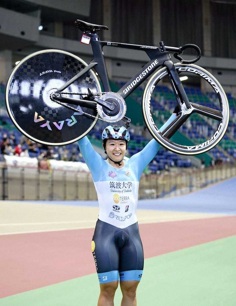 梶原悠未、6冠達成「メダルで首が痛い」　自転車全日本選手権