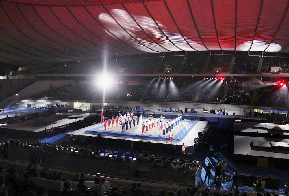 体操の国際大会の開会式に臨む各国の選手たち（代表撮影）