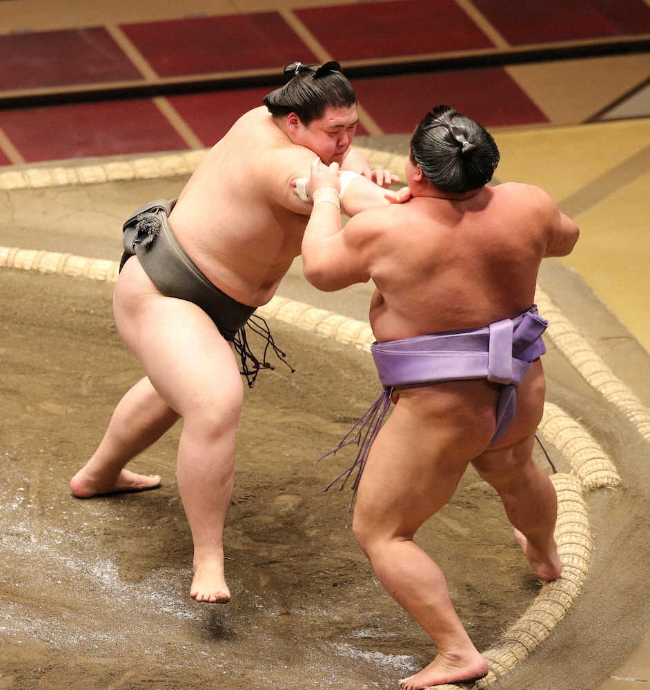 ＜大相撲11月場所5日目＞納谷（左）が富士東を突き出しで破って3連勝（撮影・篠原岳夫）