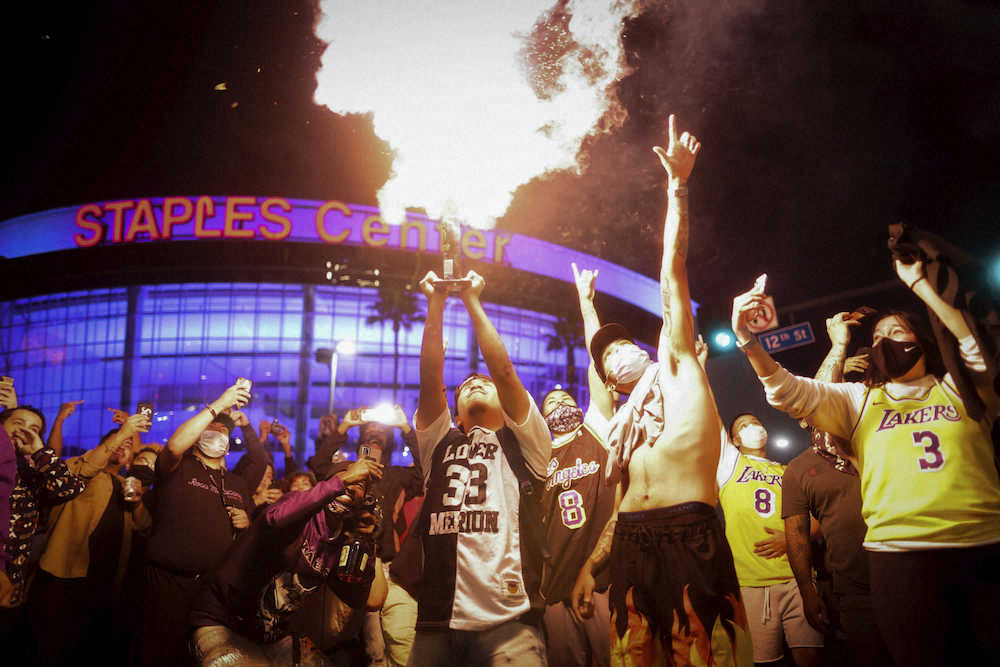 優勝直後にステプルズセンターの前で歓喜するレイカーズのファン（AP）