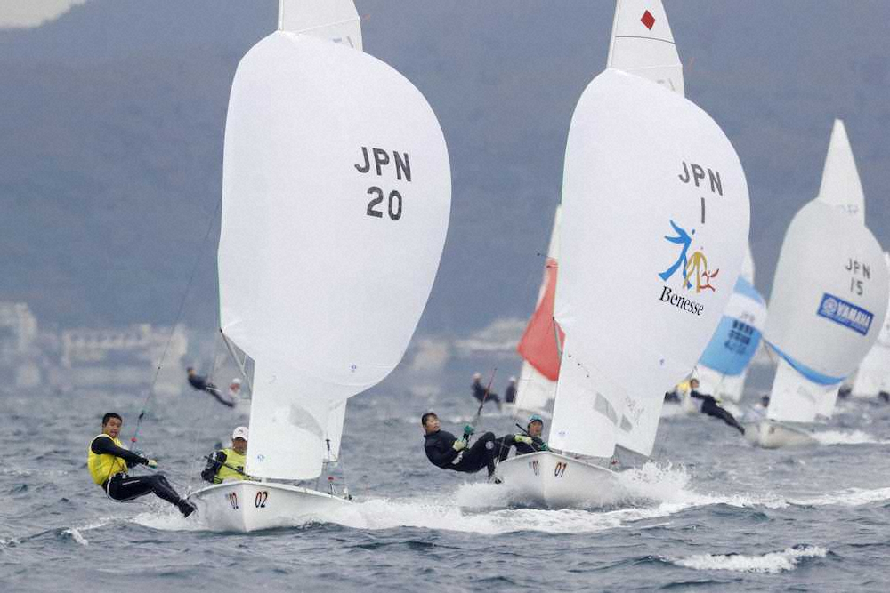 セーリングの全日本470級選手権で競り合う岡田奎樹、外薗潤平組（左）と吉田愛、吉岡美帆組の艇