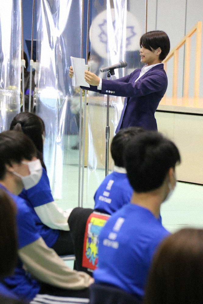 日体大の入学歓迎会で、在校生代表として歓迎の辞を述べる阿部詩
