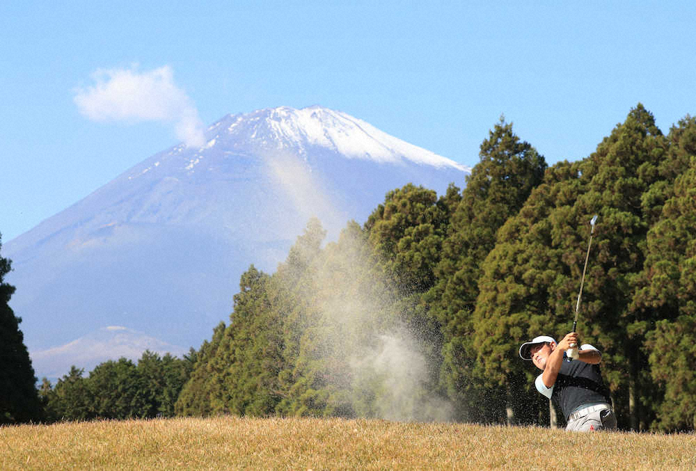 富士山を望む6番でバンカーショットを放つ金谷（撮影・西尾　大助）