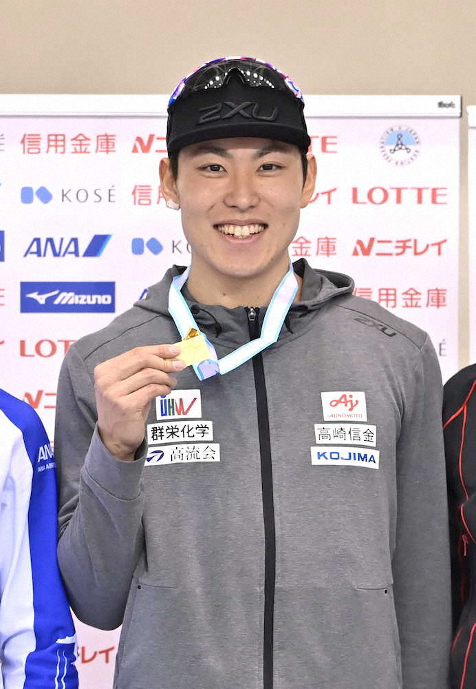 表彰式でメダルを手に笑顔を見せる男子1000メートルで1位の新浜