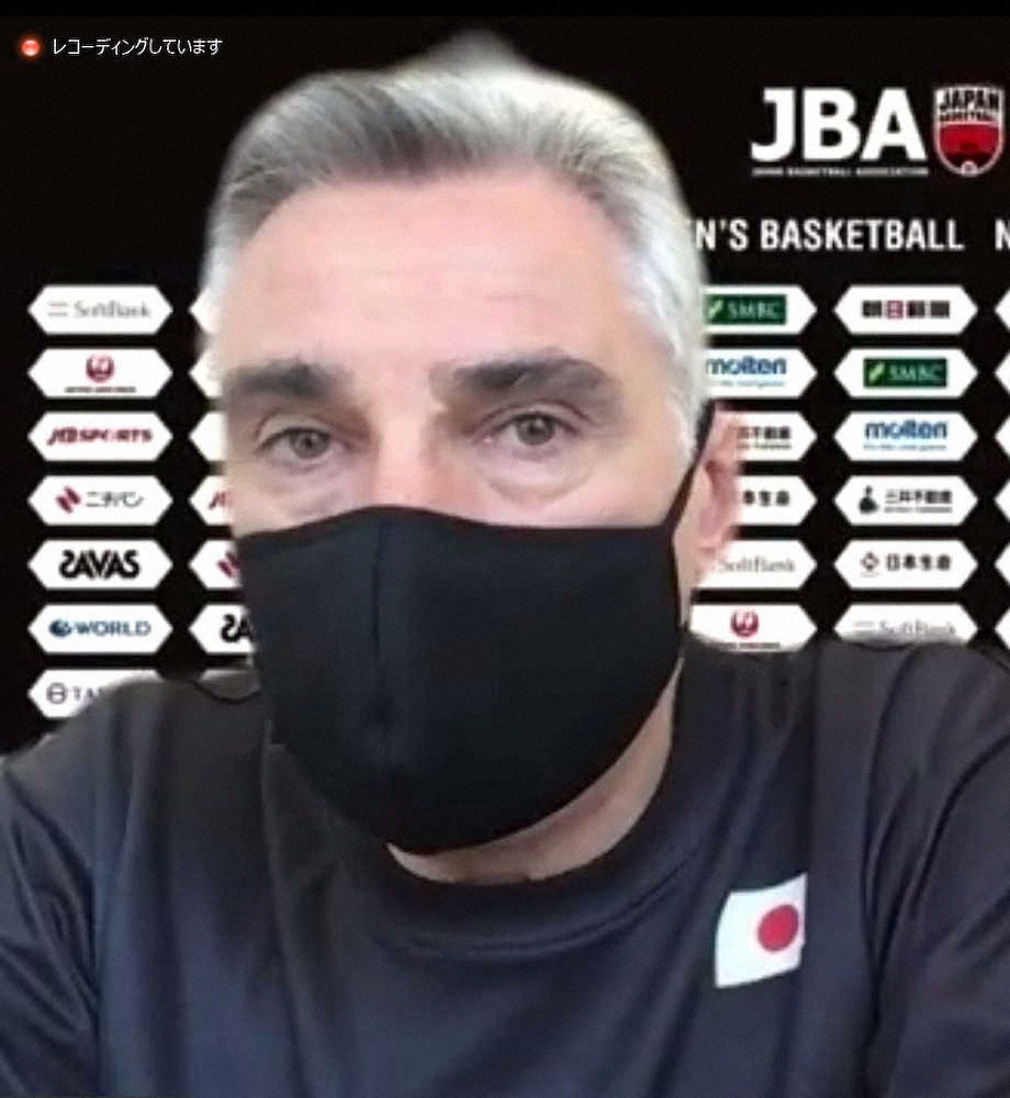オンラインで取材に応じるバスケットボール男子日本代表のラマス監督