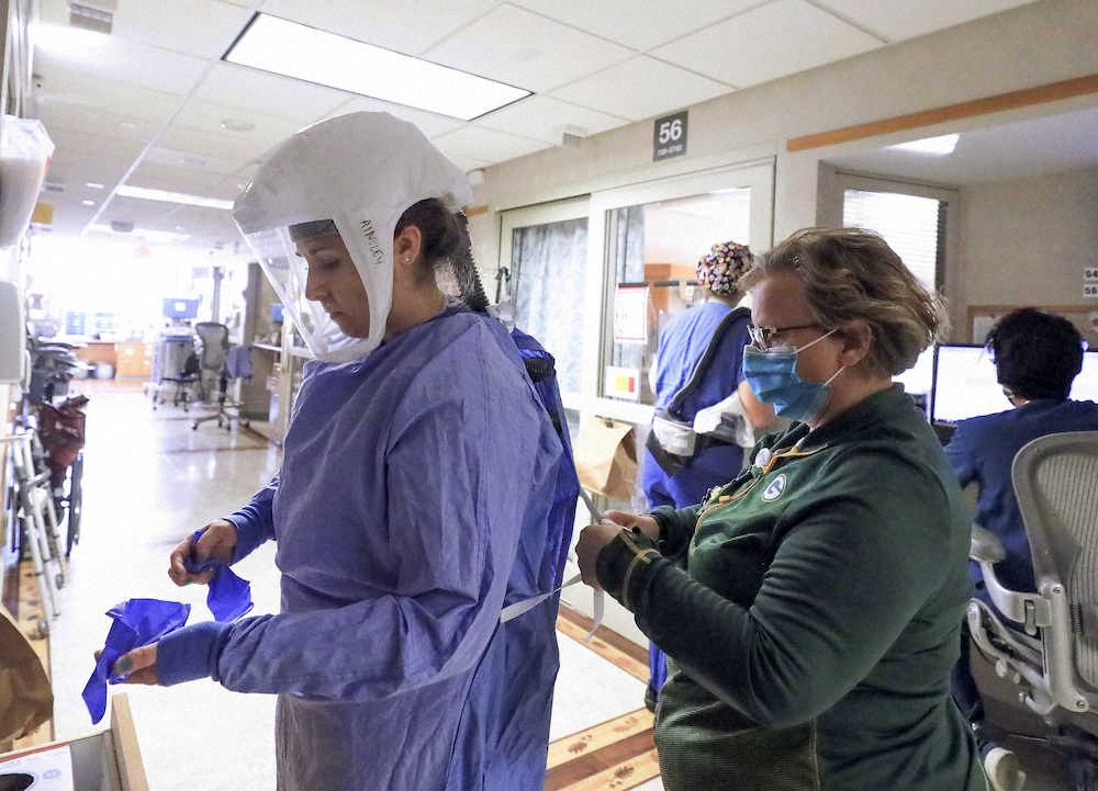 ウィスコンシン州マディソン市内の病院で防護服を着用する看護師（AP）