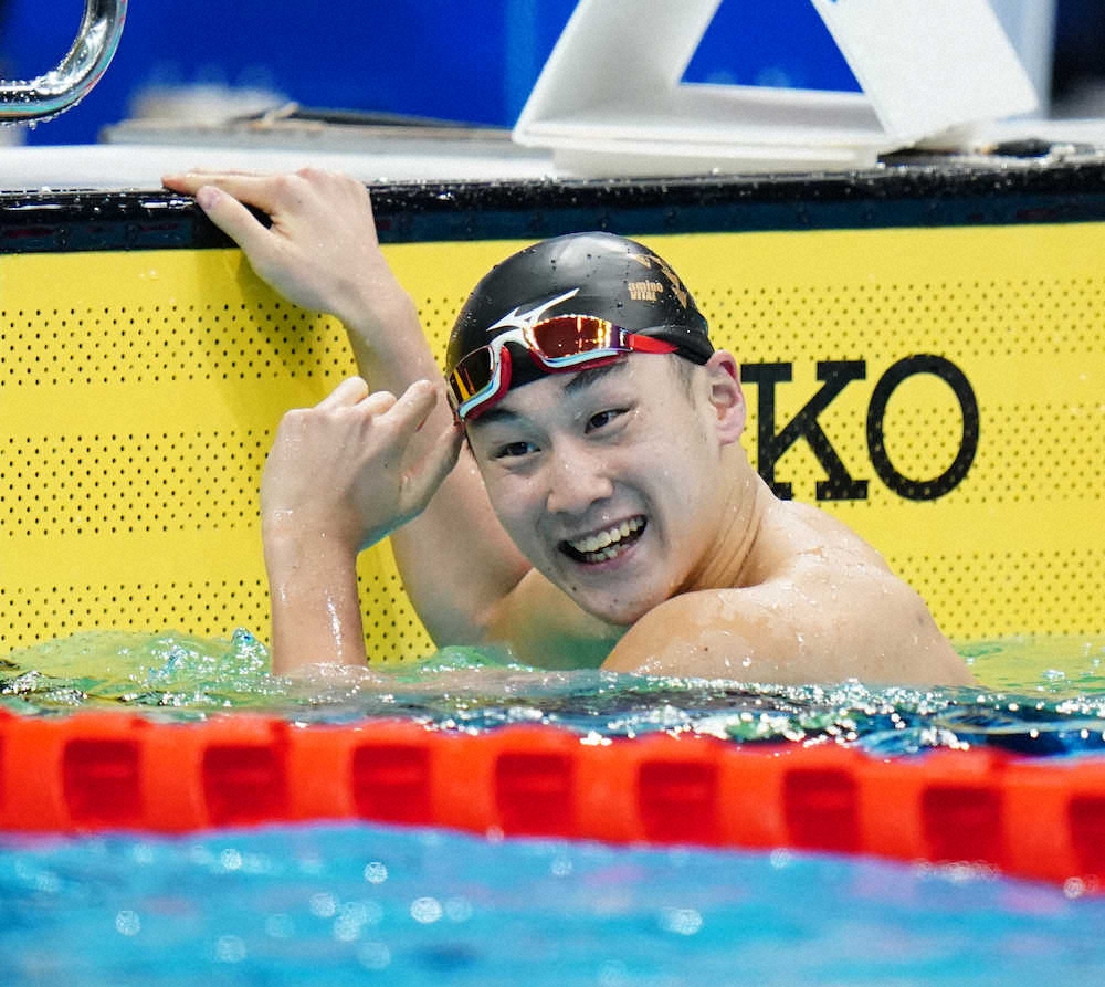 男子100メートル平泳ぎ決勝、優勝し笑顔を見せる佐藤翔馬（撮影・小海途　良幹）