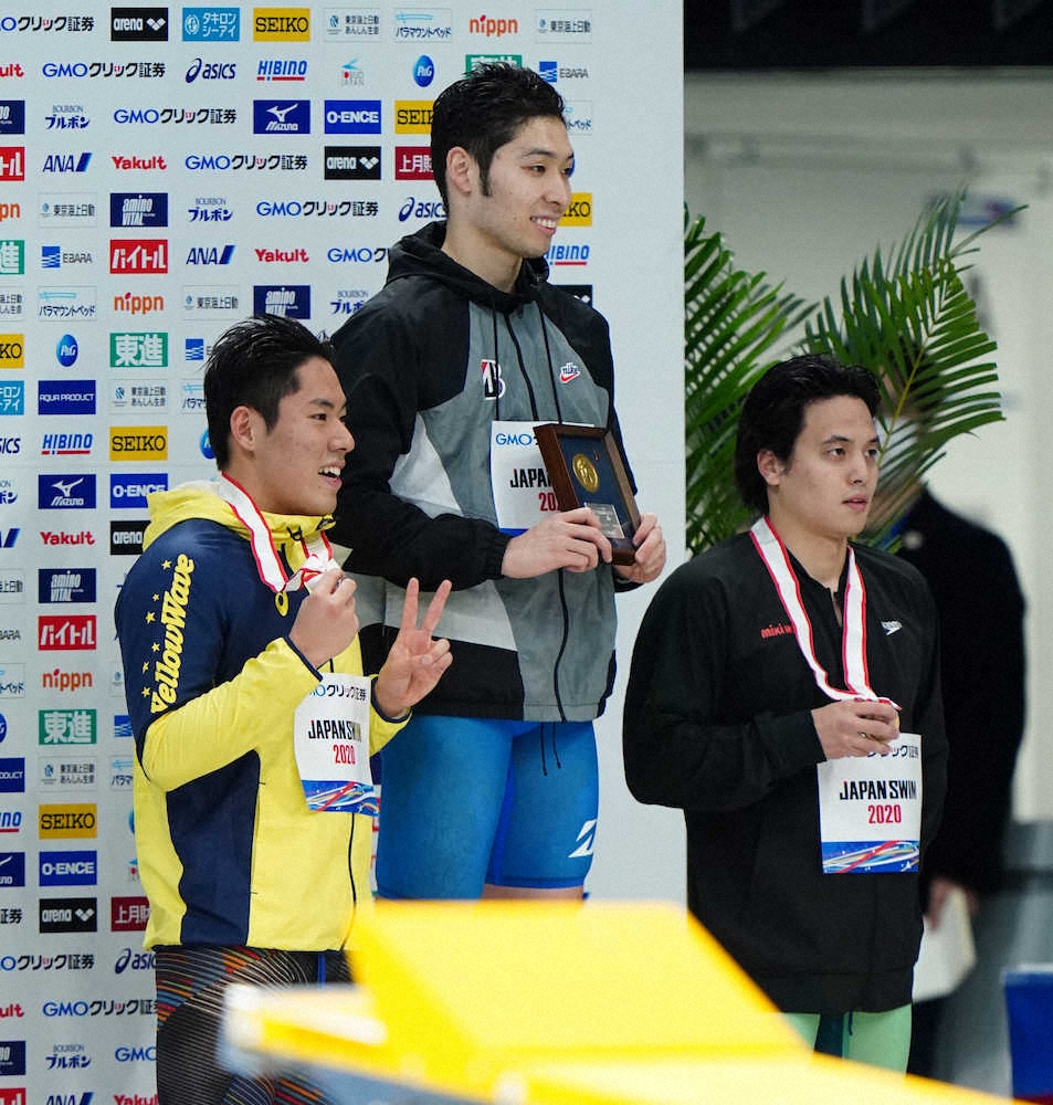 男子400メートル個人メドレー決勝、メダルを胸に笑顔の（左から）2位の本多灯、優勝した萩野公介、3位の藤森丈晴（撮影・小海途　良幹）