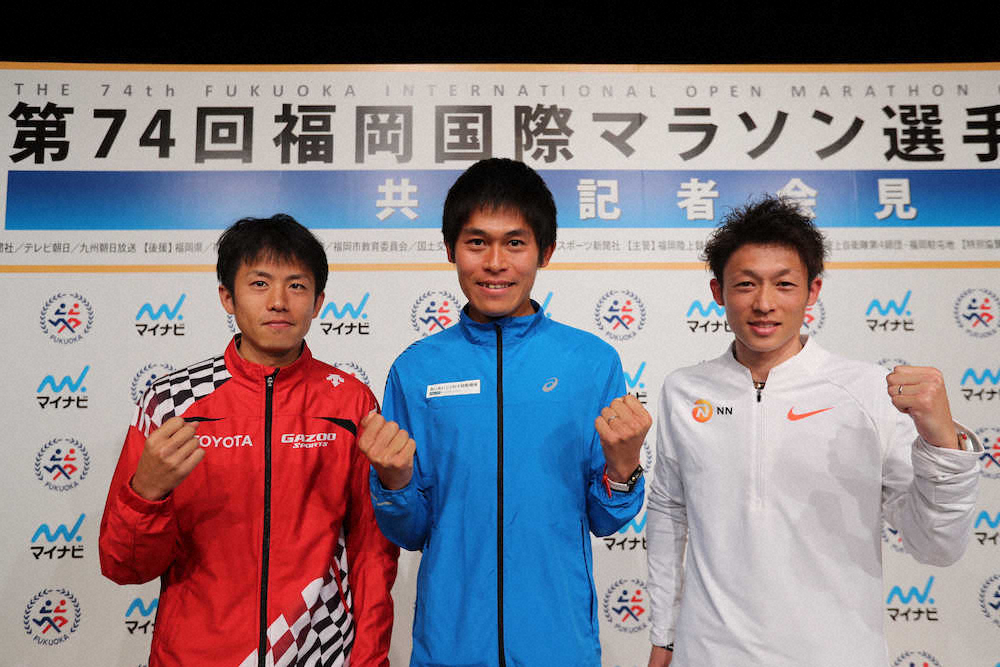 記者会見で写真撮影に応じる招待選手の（左から）藤本拓、川内優輝、福田穣