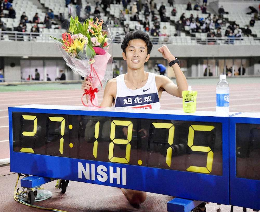 ＜陸上日本選手権長距離種目　男子1万メートル＞27分18秒75の日本新記録をマークして優勝し、笑顔でポーズをとる相沢晃。東京五輪代表に決まった