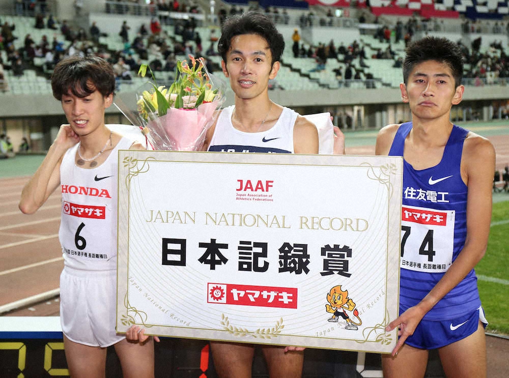 ＜陸上日本選手権長距離種目　　男子10000メートル＞日本新記録をマークした（左から）伊藤達彦、相沢晃、田村和希（撮影・北條　貴史）