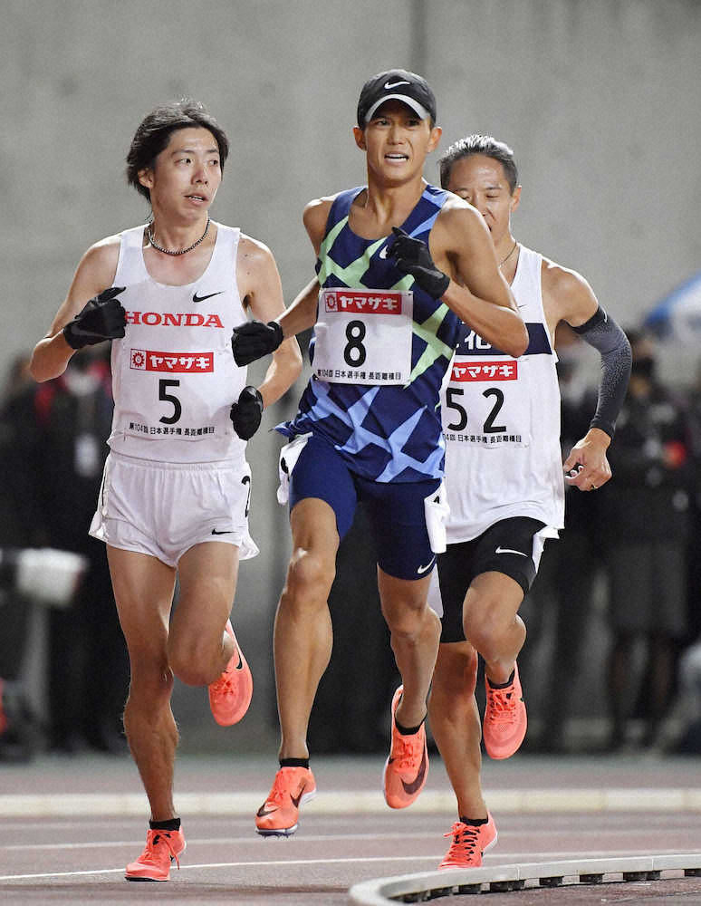 ＜陸上日本選手権長距離種目　男子1万メートル＞力走する大迫傑（手前）と設楽悠太（左）