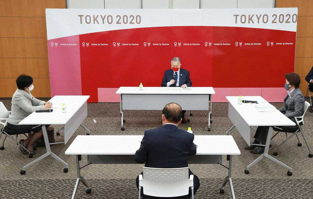 東京五輪・パラリンピックの開催経費を巡り、東京都の小池百合子知事（左）、橋本五輪相（右）と会談する組織委の森喜朗会長（奥）