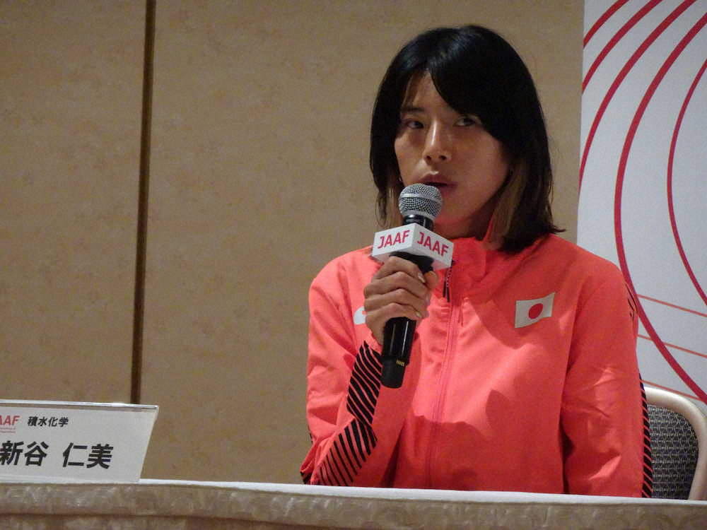陸上の日本選手権長距離種目女子1万メートルで優勝した新谷仁美はレースから一夜明け、五輪代表会見に出席