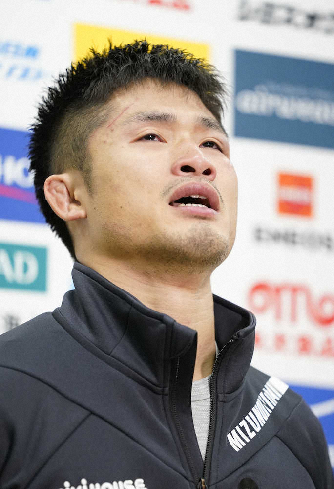東京五輪の柔道男子66キロ級代表代表決定戦で阿部一二三に敗れ、目に涙を浮かべて記者の質問に答える丸山城志郎（代表撮影）