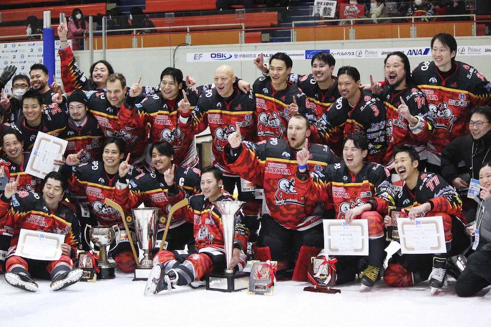 アイスホッケーの全日本選手権で優勝し、記念写真に納まるひがし北海道の選手ら