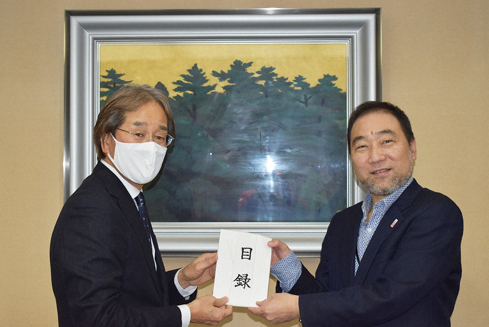 毎日新聞大阪社会事業団に寄付金を贈呈したAJPC佐々木康裕社長（右）