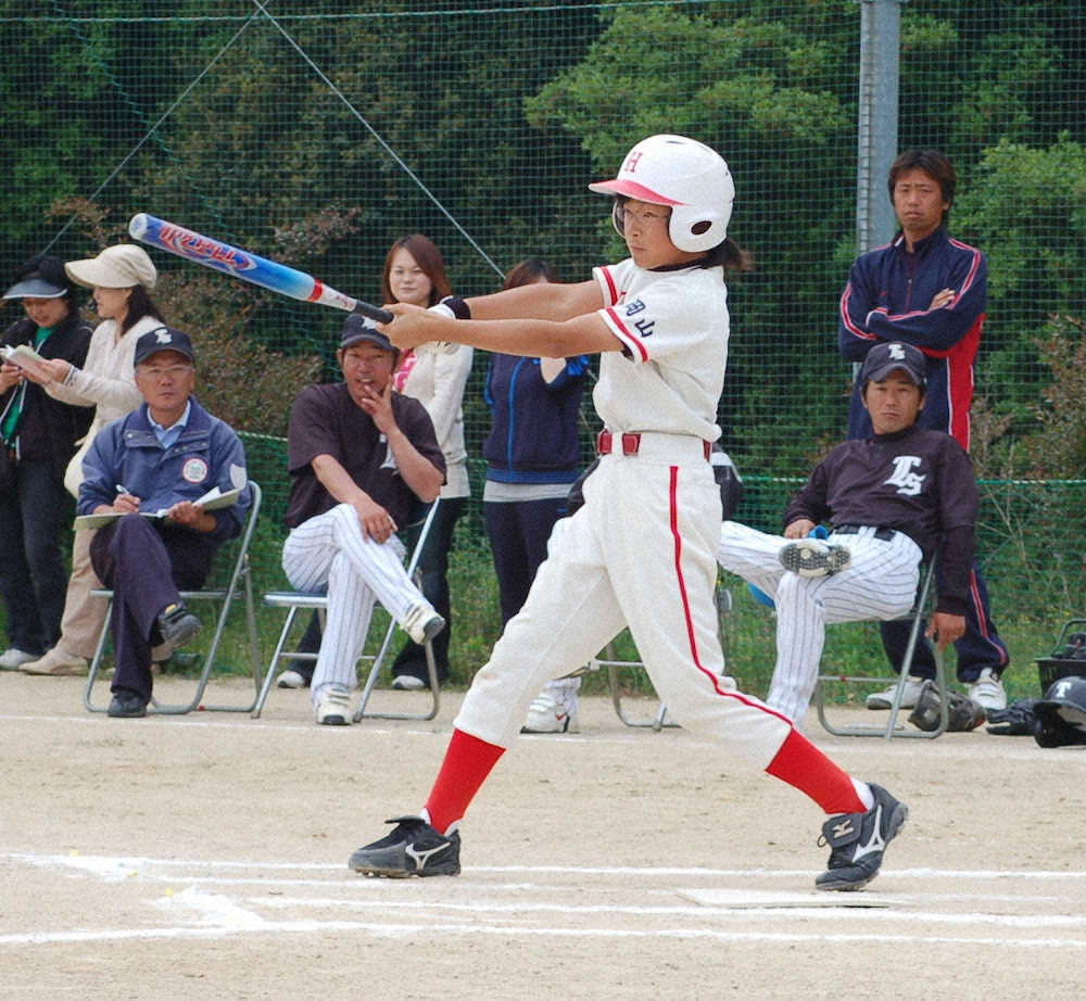 ソフトボール選手時代の渋野日向子の打撃フォーム（提供写真）