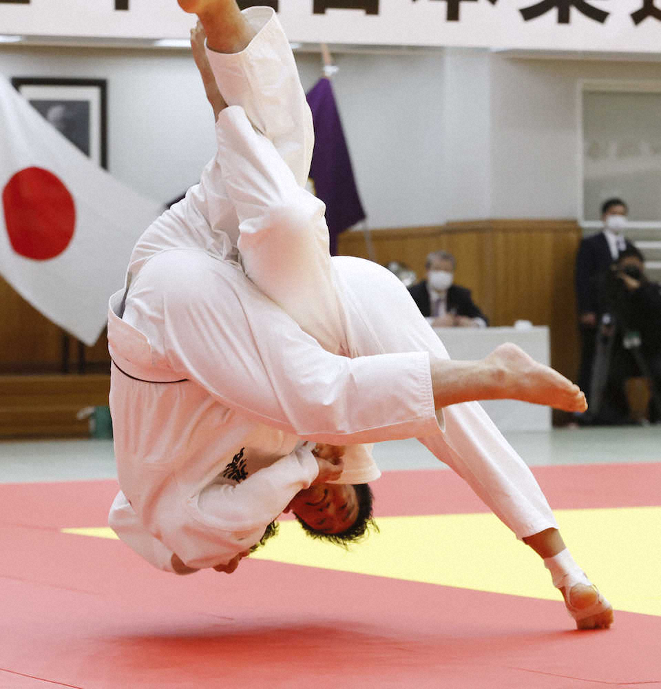 全日本柔道選手権大会決勝で太田（左）に内股で一本勝ちした羽賀（代表撮影）