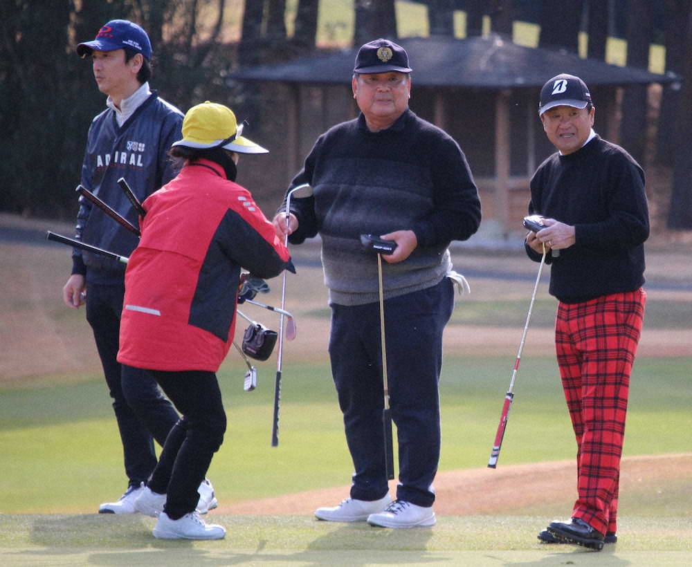 九州スリーツアーズプロアマで、アマチュア選手と回る倉本昌弘PGA会長（右）