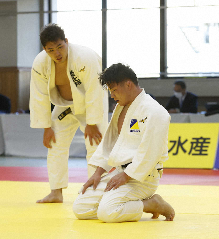 全日本柔道選手権大会3回戦で太田（左）に敗れた向（代表撮影）