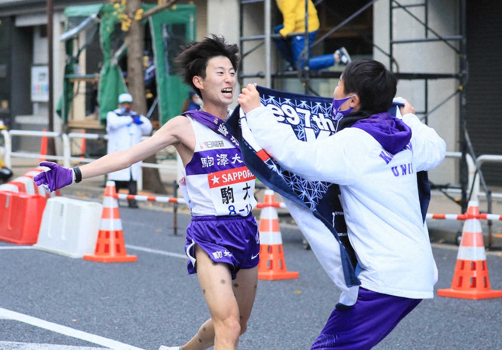 【画像・写真】＜第97回箱根駅伝・復路＞優勝のゴールテープを切った駒大・石川（左）はチームメートと喜び合う（撮影・尾崎　有希）