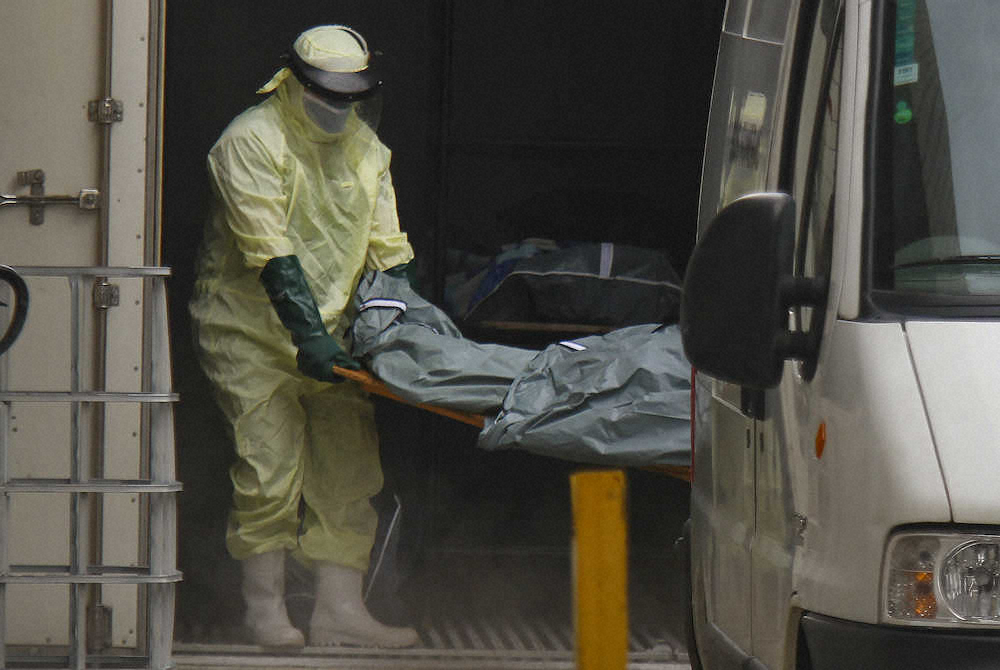 ブラジルのマナウスで遺体を運ぶ病院のスタッフ（AP）