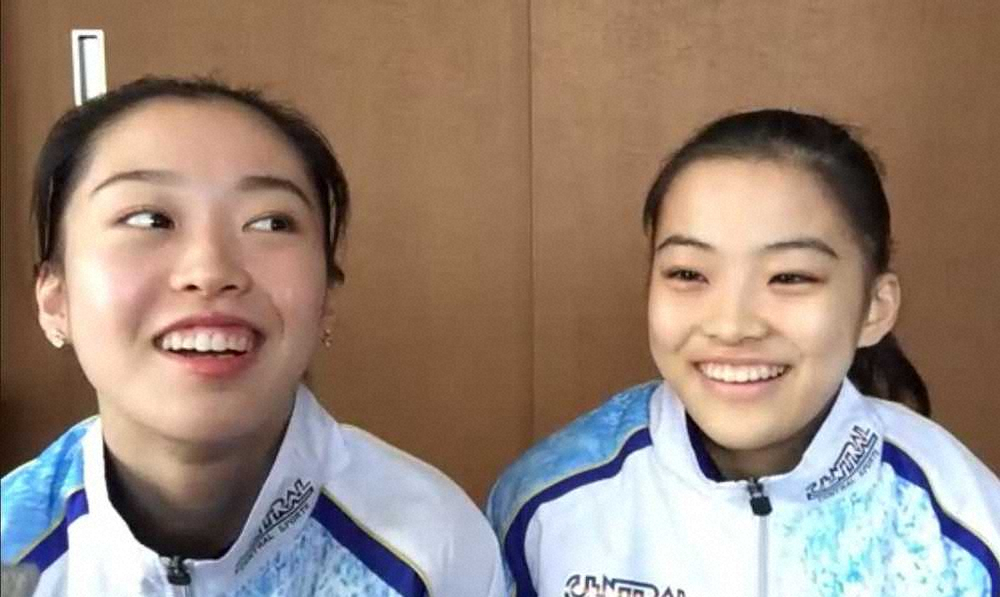 笑顔でオンライン取材に応じる姉の畠田瞳（左）と妹の千愛