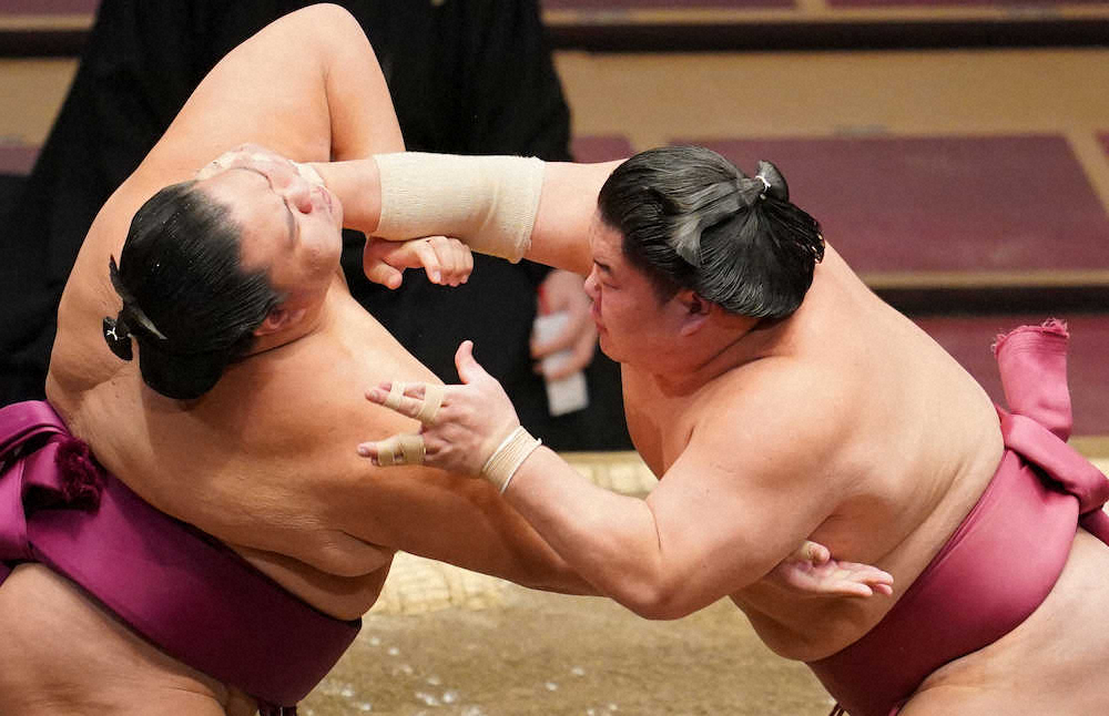 大栄翔「迷いなく攻められた」4連勝　3大関に続き小結・御嶽海も撃破