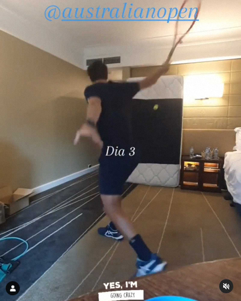 ホテルでベッドに向かって練習するウルグアイのクエバス（＠tennistvのインスタグラムから）