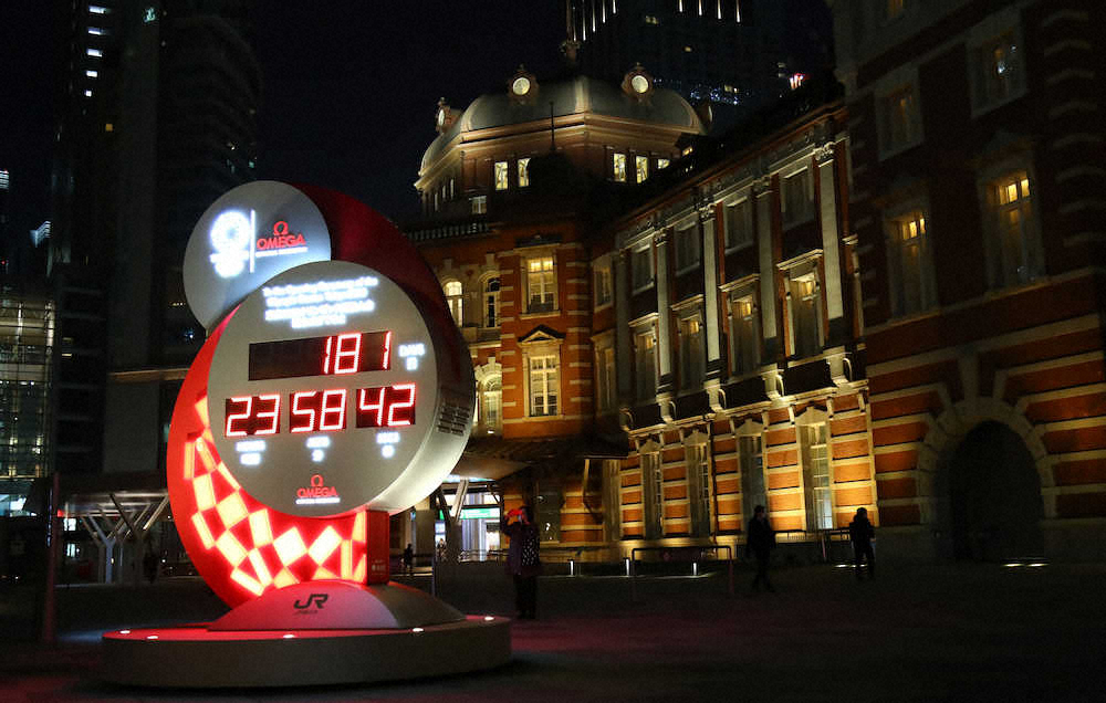 東京五輪開幕までの日数の表示が「181日」となったJR東京駅前のカウントダウンボード