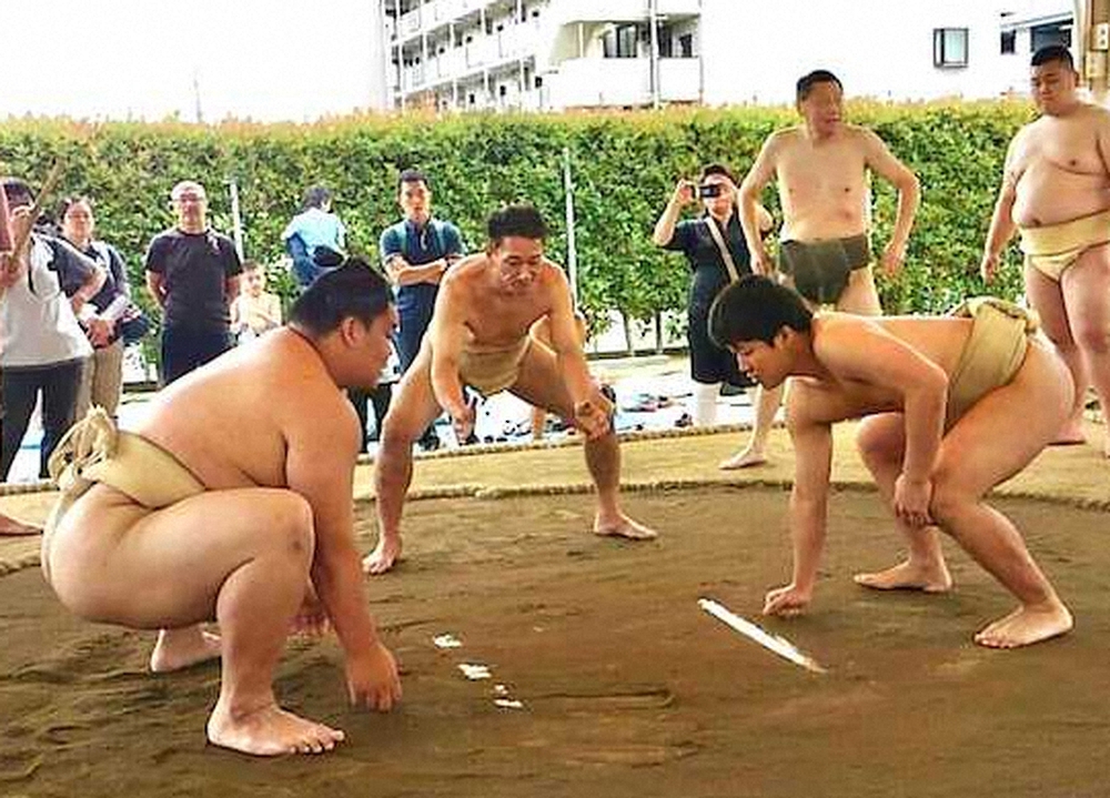 17年6月、朝霞相撲錬成道場の稽古で相撲を取る大栄翔（左）と記者