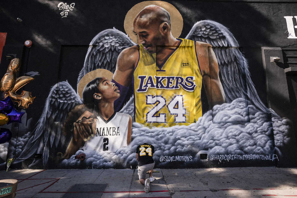 ロサンゼルス市内の壁に描かれた故ブライアント氏とジアナさんの絵（AP）