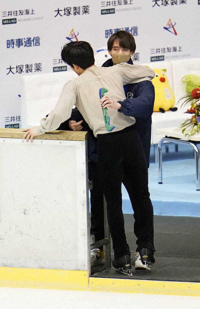 フィギュア成年男子フリー、演技を終えた愛知・山本草太（左）と抱き合う日野龍樹（代表撮影）