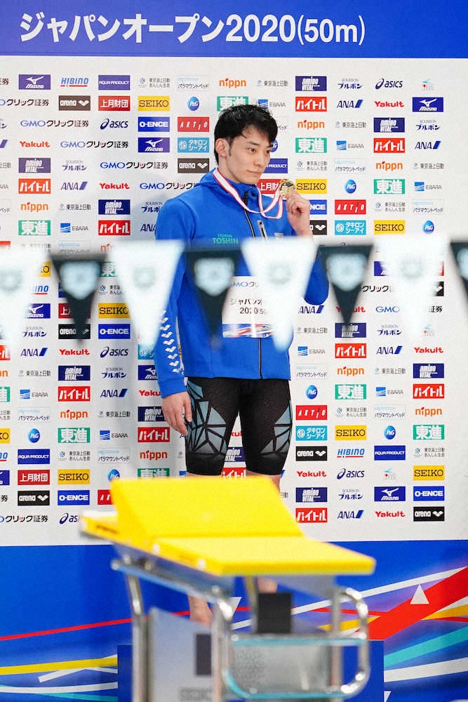 ＜ジャパンオープン2020（50メートル）2日目＞男子100メートル背泳ぎ決勝、優勝を果たしメダルを手にする入江（撮影・会津　智海）