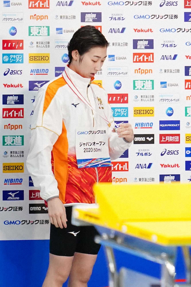 女子50メートル自由形決勝、2位となった池江はメダルを見つめる（撮影・会津　智海）