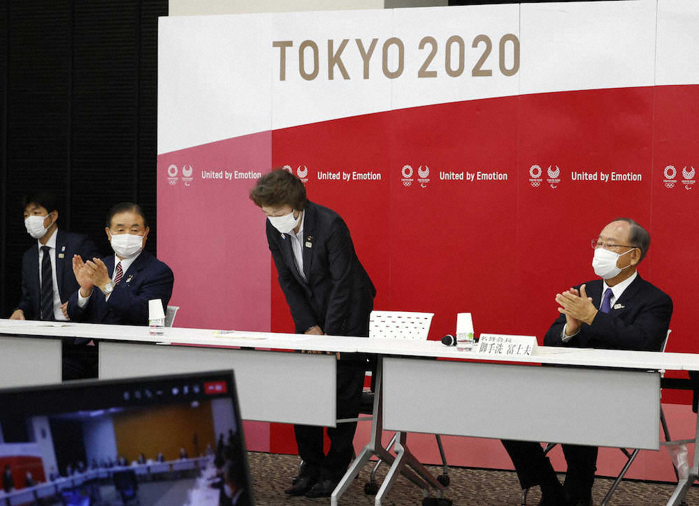 東京五輪・パラリンピック組織委の理事会で新会長として承認され、一礼する橋本聖子氏（中央）。左は遠藤利明副会長、右は候補者検討委の御手洗冨士夫委員長（代表撮影）
