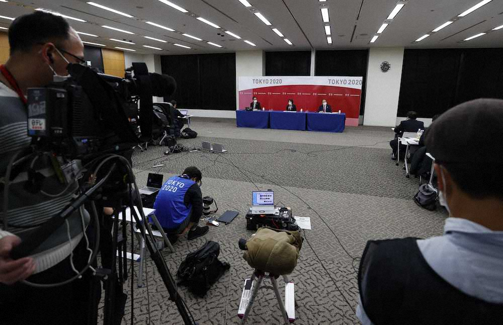 東京五輪・パラリンピック組織委の理事会後に開かれた、橋本聖子新会長の記者会見（代表撮影）