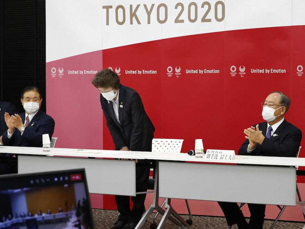 東京五輪・パラリンピック組織委の理事会で新会長として承認され、一礼する橋本聖子氏。右は「候補者検討委員会」の御手洗委員長、左は遠藤利明副会長