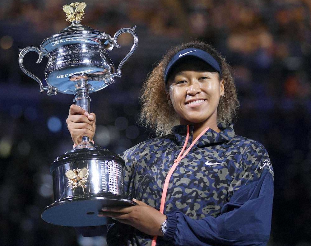 テニスの全豪オープン女子シングルスで2年ぶりの優勝を果たし笑顔を見せる大坂（AP）