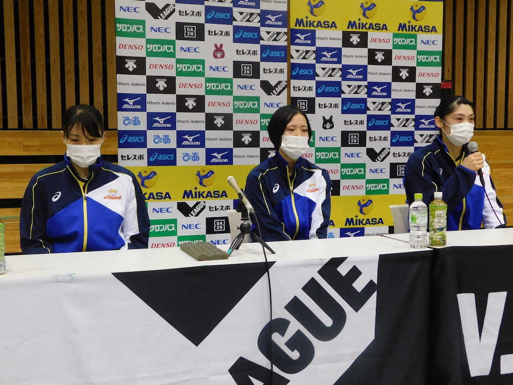 試合後、報道陣の取材に応じる（左から）石川、関、黒後