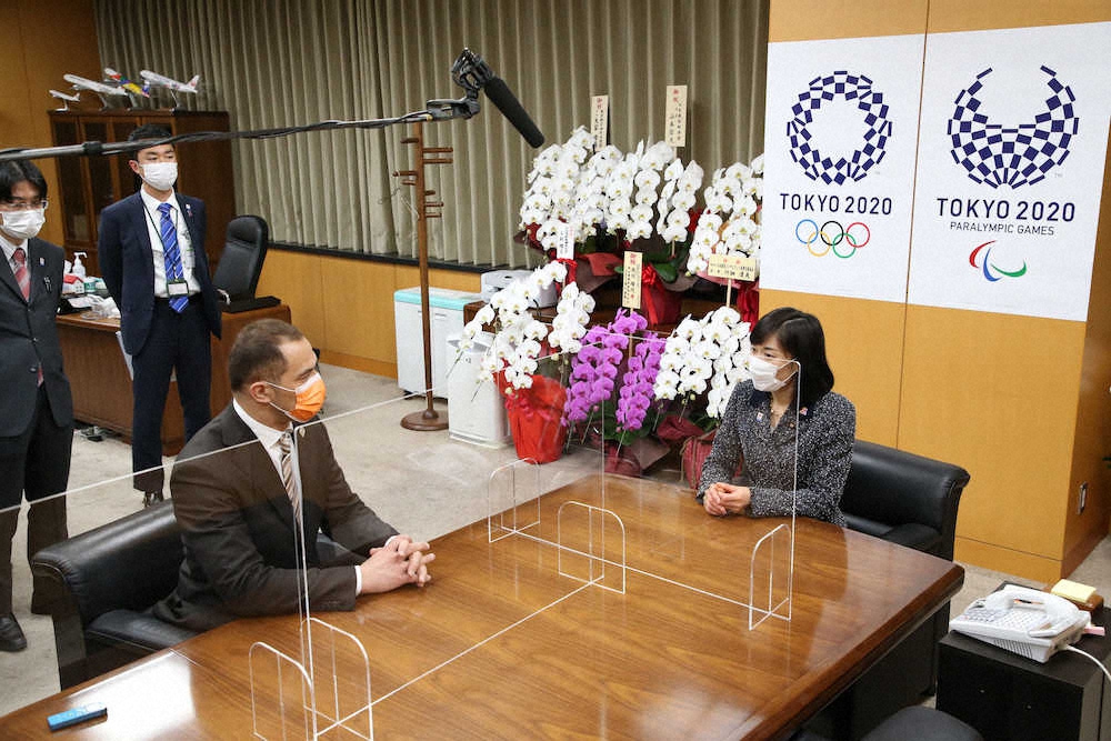 丸川五輪相、室伏スポーツ庁長官と面会「女性がスポーツの分野で輝ける環境を」