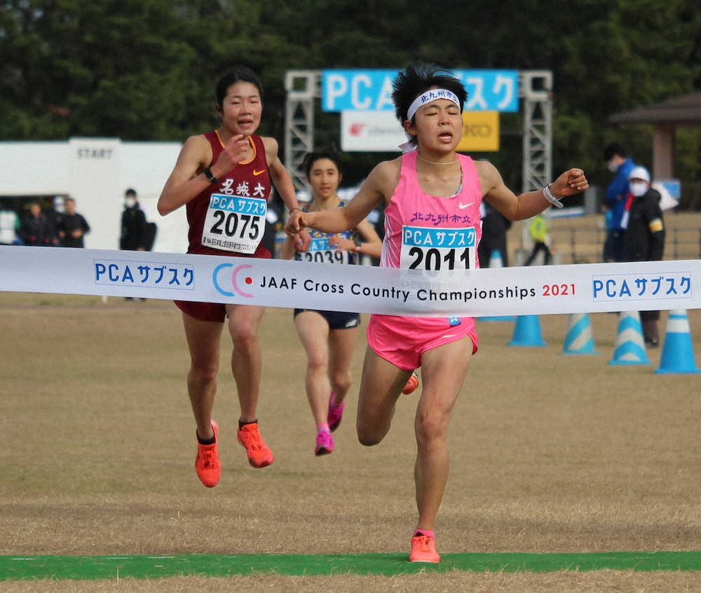 クロカン日本選手権女子シニア8キロで田中（後方中央）を抑えて2位に食い込んだ酒井（右）