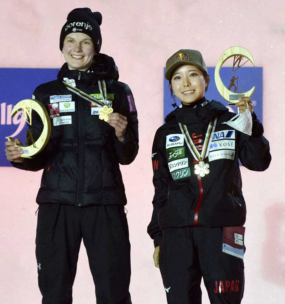 世界ノルディック　ジャンプ女子個人ノーマルヒルで3位になり、表彰式で笑顔を見せる高梨沙羅。左は初優勝したエマ・クリネツ