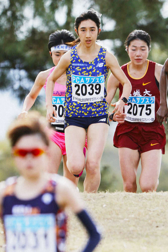 日本選手権クロスカントリー女子で力走する田中（中央）。手前は優勝した萩谷