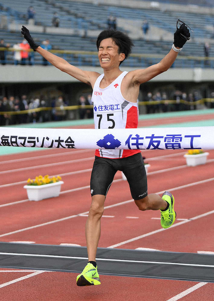 鈴木健吾、日本新！　大迫超えの2時間4分56秒　最後の「びわ湖」で日本選手初4分台