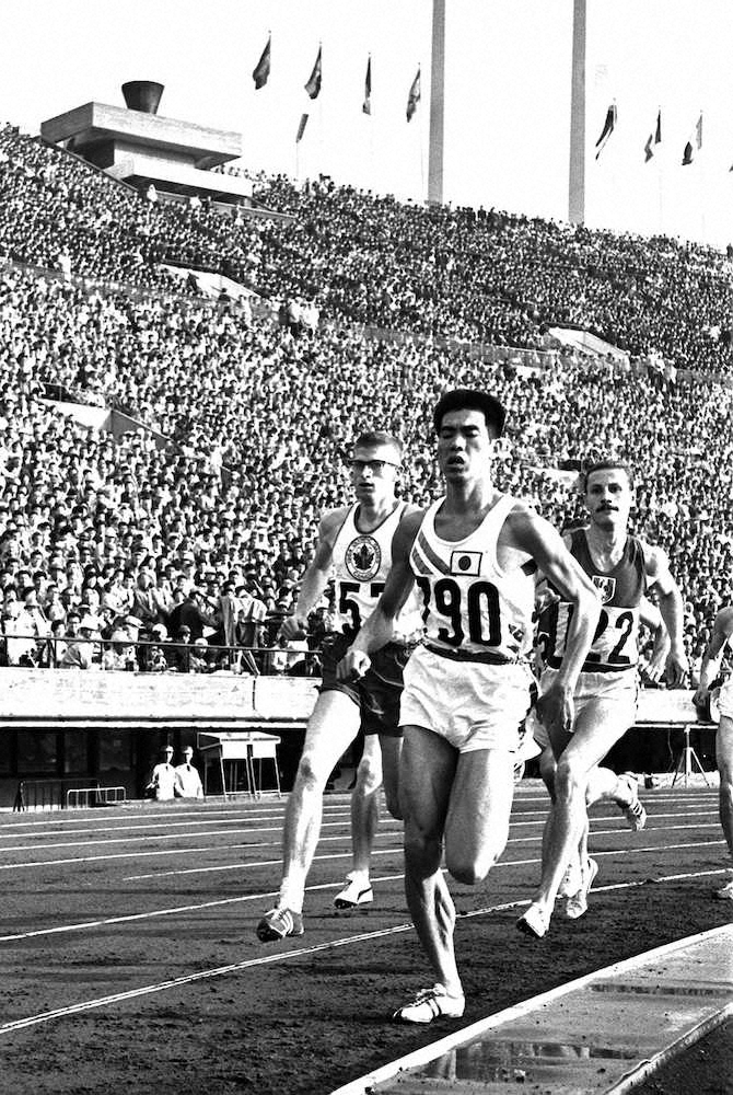 陸上男子800メートルで東京五輪に出場した森本葵さん（手前）＝1964年10月、旧国立競技場