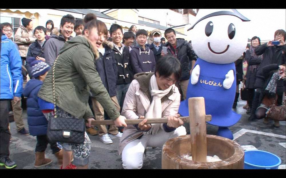 14年1月、石巻の子供たちと餅つきをする石川（日本テレビ提供）