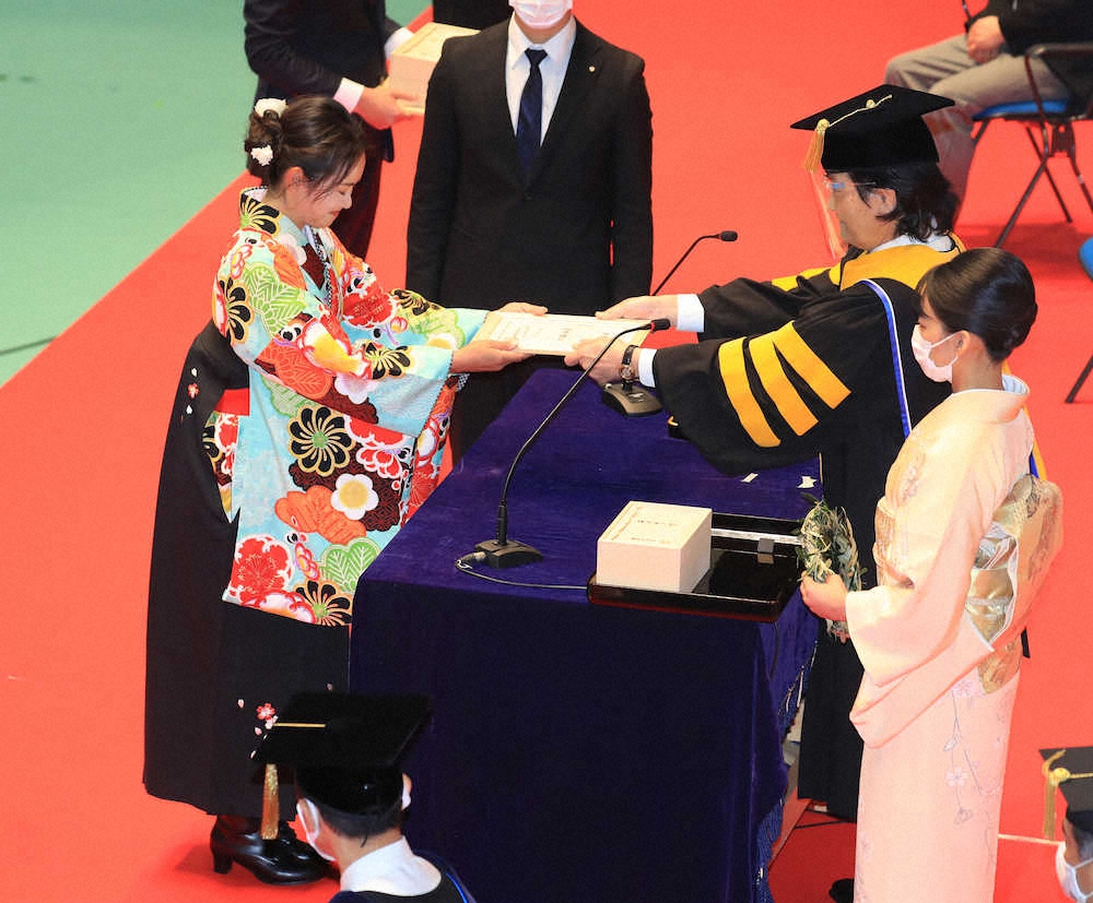 河本結がはかま姿で卒業式　理事長賞受賞に「凄く濃い4年間。幸せでした」