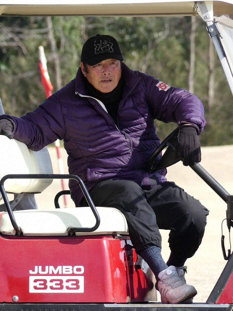 ジュニアゴルファーのスイングを見守る尾崎将司